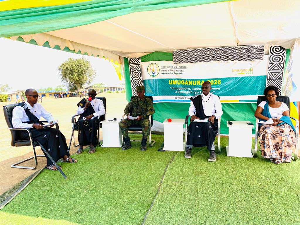NdegoSectorK's tweet photo. Hanatanzwe  ubutumwa binyuze mukiganiro cyatanzwe n'abayobozi batandukanye muburyo bwa panel bibutsa abaturage ko umuganura ari isoko y'iterambere n'ishingiro ryo kwigira kandi ko bizagerwaho aruko abantu babungabunze ubuzima,bagakora birinda ibiyobyabwenge n'ibindi b8bangiriza https://t.co/xCddSZ3wpp