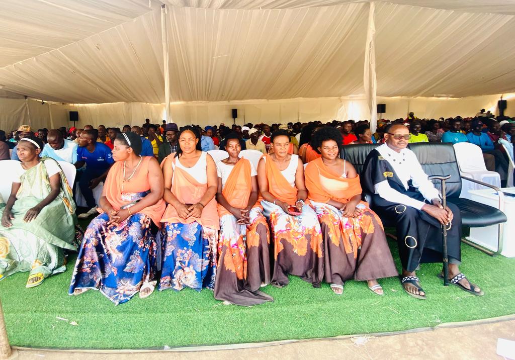NdegoSectorK's tweet photo. Hanatanzwe  ubutumwa binyuze mukiganiro cyatanzwe n'abayobozi batandukanye muburyo bwa panel bibutsa abaturage ko umuganura ari isoko y'iterambere n'ishingiro ryo kwigira kandi ko bizagerwaho aruko abantu babungabunze ubuzima,bagakora birinda ibiyobyabwenge n'ibindi b8bangiriza https://t.co/xCddSZ3wpp