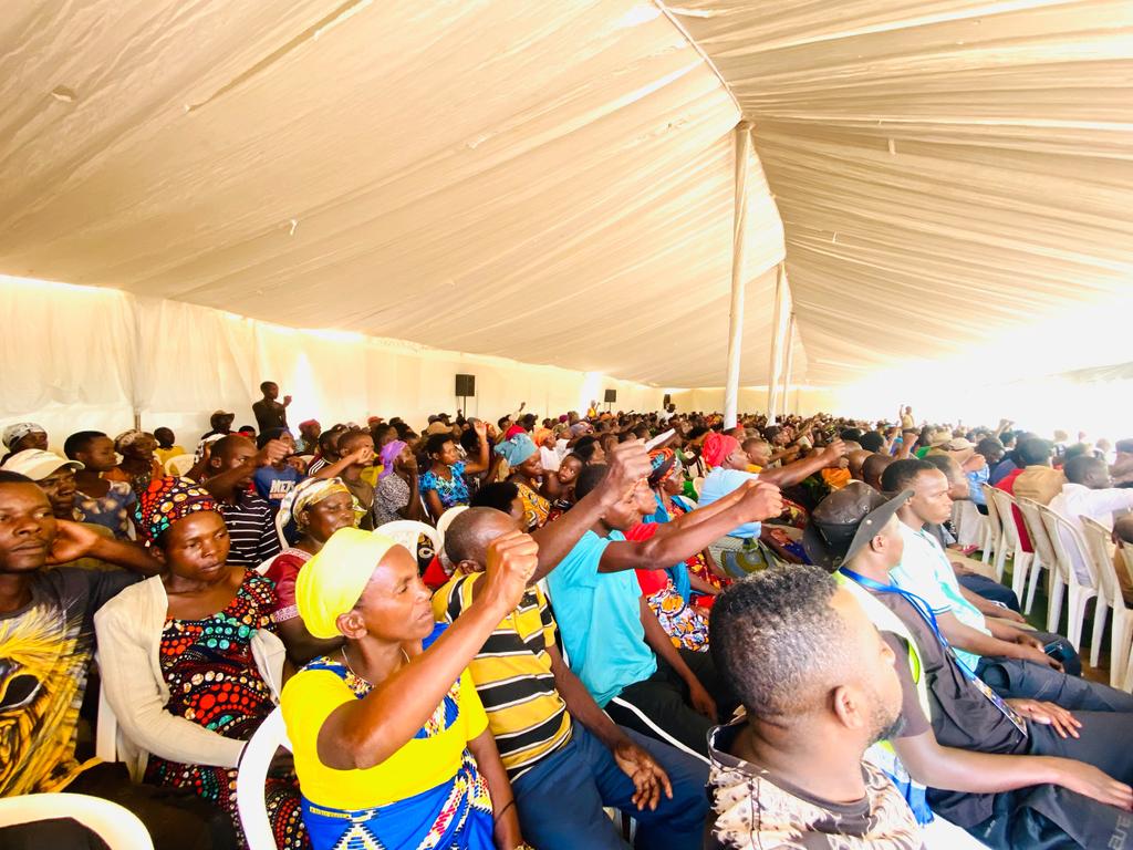 NdegoSectorK's tweet photo. Hanatanzwe  ubutumwa binyuze mukiganiro cyatanzwe n'abayobozi batandukanye muburyo bwa panel bibutsa abaturage ko umuganura ari isoko y'iterambere n'ishingiro ryo kwigira kandi ko bizagerwaho aruko abantu babungabunze ubuzima,bagakora birinda ibiyobyabwenge n'ibindi b8bangiriza https://t.co/xCddSZ3wpp
