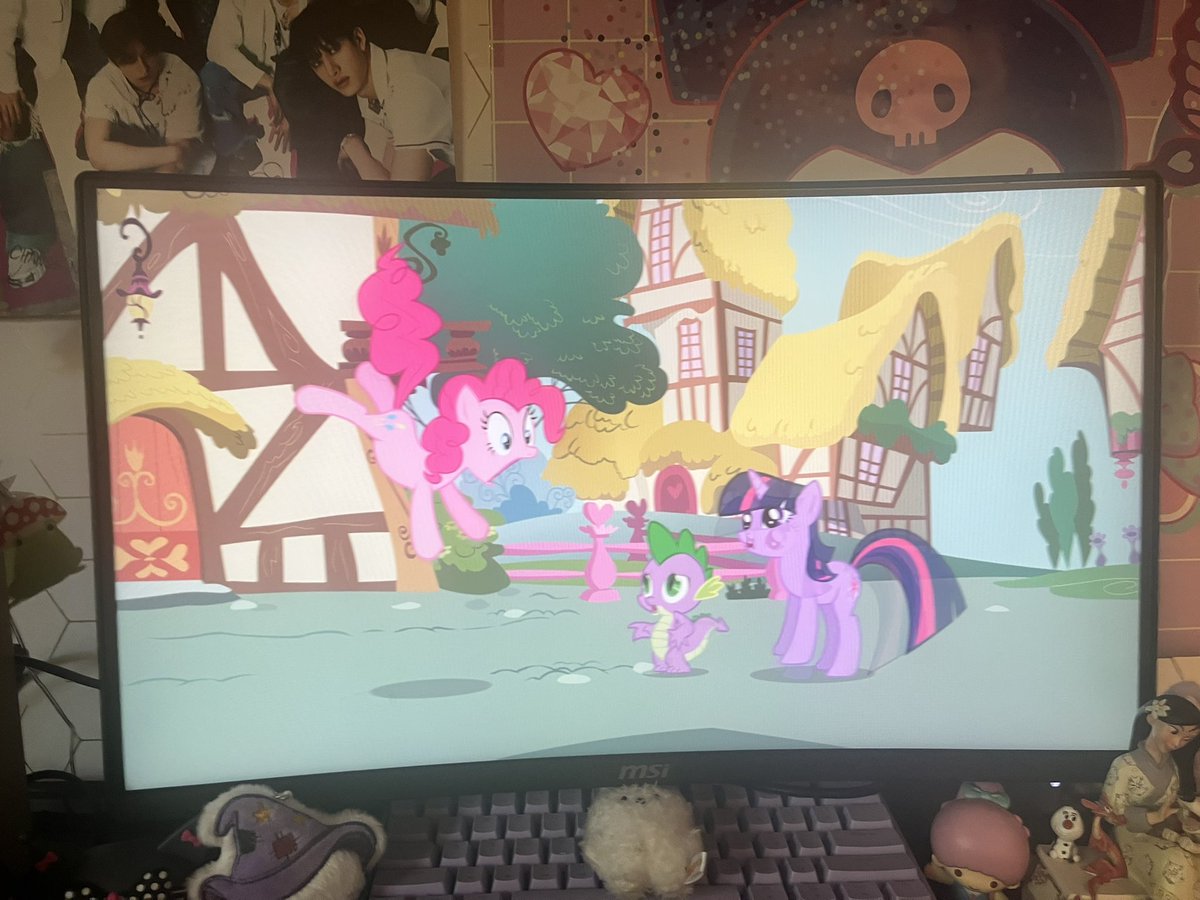 sandoreo's tweet photo. BWHAHAHA PINKIES FACE 😭😭 https://t.co/Q1JeG0p1bK