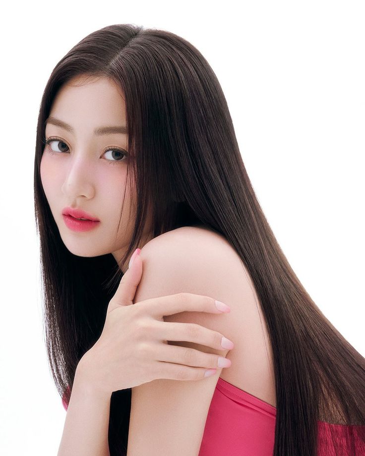 npomvtt's tweet photo. 🥺❤️ QUE FOFAS! Jihyo do TWICE descrevendo a emoção de ver sua irmã Seoyeon debutar no TUIDE:

"Gente, minha irmã que é 12 anos mais nova que eu agora é idol. Agora eu tô vivendo a experiência completa de emoções que os meus pais sentiram me vendo debutar.
Ela era tão pequena... Quando a Seoyeon nasceu, eu fui a primeira pessoa a segurar ela no colo. Eu carregava ela nas minhas costas, colocava pra dormir e dava comida pra ela.
Por favor deem muita atenção pro TUIDE ❤️ Ela é praticamente minha filha."