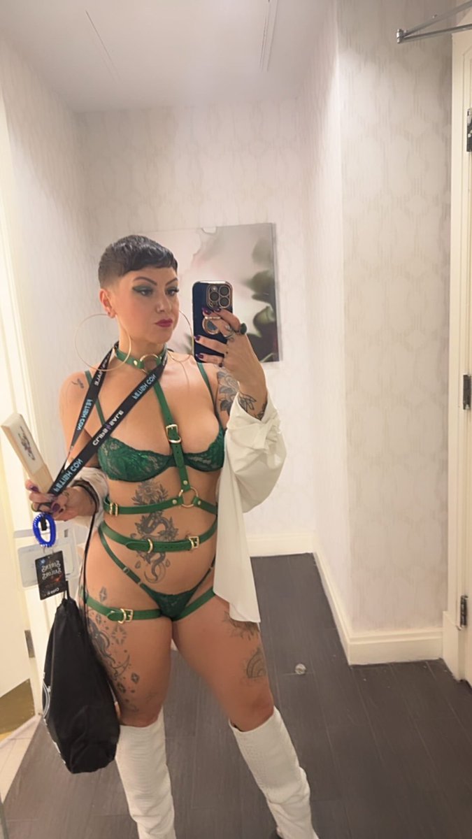 pixie_spoiled's tweet photo. Green for a goddess @lulexy_leather https://t.co/lPodHDOmV7