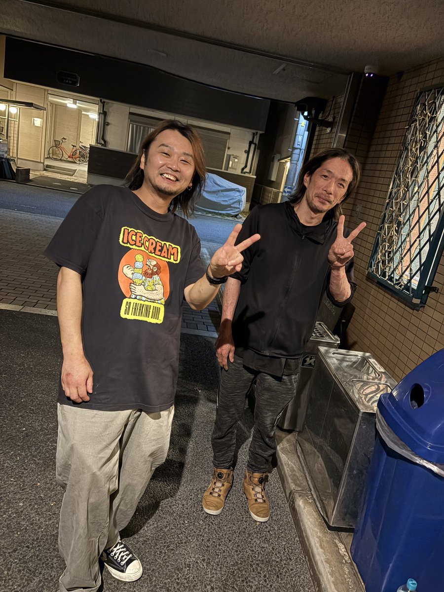 DrumsGyu's tweet photo. 個人練行ったら駐車場にガラの悪い人たちがいるな…と思ったら、たいち君とゆーきちゃん。もはや彼らも「君」とか「ちゃん」で呼ぶ年代ではないが。

二十数年前にバハマで対バンしたのがきっかけのつながり。音楽そのものから離脱する人も多い中、続けるのは大事ね。 https://t.co/HkAbJBvrvK