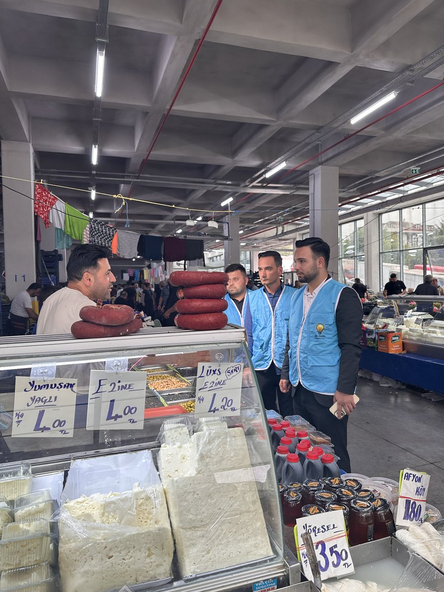 akgncarnavutkoy's tweet photo. AK Parti Arnavutköy Gençlik Kolları olarak, ilçemizin Kapalı Pazarı’nda açtığımız standımızla vatandaşlarımız ve pazar esnafımızla bir araya geldik.

Esnafımızın talep ve beklentilerini dinleyerek dertlerine ortak olduk, vatandaşlarımızla hasbihal ettik. Her zaman sahada, milletimizin yanında ve esnafımızla iç içe olmaya devam ediyoruz.

Rabbim tüm esnafımıza hayırlı ve bereketli kazançlar nasip etsin. 🤝