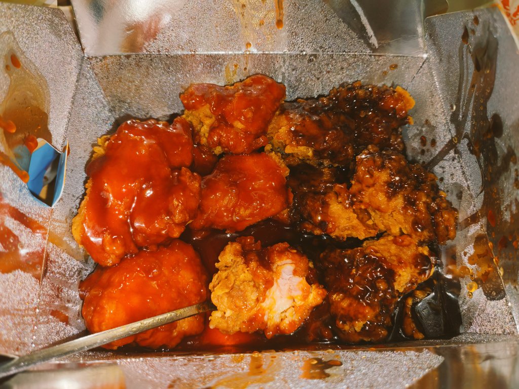 limj357890's tweet photo. 幸福周日❤️，炸鸡卖的死贵又该死的好吃，暴雨天为了东吃西吃换了四身湿衣服，有时候真想跪下来求自己别这么爱炫饭了 https://t.co/IcQUFek5d2