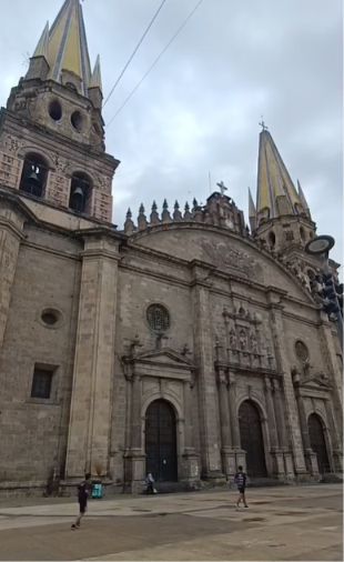 ELOCCIDENTAL's tweet photo. ⛪🏃‍♀️ ¡La Catedral de Guadalajara fue testigo de una jornada llena de pasión y esfuerzo!

Los corredores del Circuito Running de El Occidental recorrieron con entusiasmo las calles del corazón de la ciudad 👟💪 

➡️ https://t.co/7ffNhSysCU
📸Elizabeth Ibal / El Occidental https://t.co/mzJ6XkH2yD