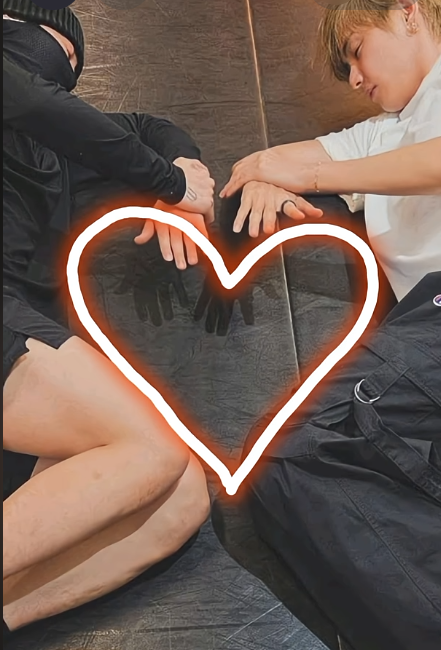 nelliesjournals's tweet photo. https://t.co/w94U0IUI72 #taekook #Isittime #BTS #JK #V
@nelliesjournals 🐰💜🐻🕊😇 https://t.co/mCWCwPA7ea