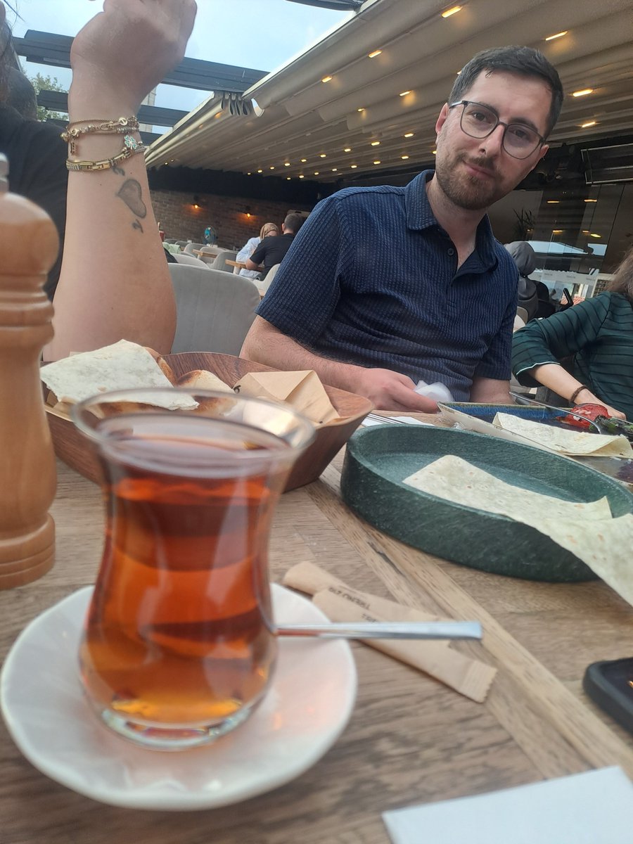 feridenokay34's tweet photo. Güya dil, çirkinden güzel 
Hâlbu ki kelâm, güzelden özel.

Gün batımı ikindi çayı eşliğinde  sohbet ...
🌹💙☕️☕️☕️🇹🇷🇹🇷
Edeviye aba NalanKevser Nil İsmail 
Ve Ben Feride... https://t.co/EHDP3fPClg