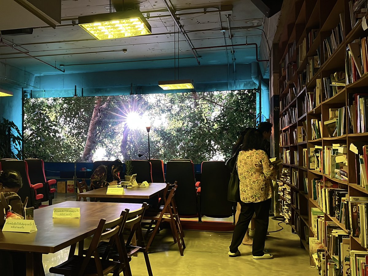 lilacwinre's tweet photo. ทุกคนไปห้องสมุด 1981 เถอะนะ หนังสือมาจากการบริจาค ขายทุกเล่ม 100 บาท เงินเข้ามูลนิธิกระจกเงา แต่จะไปนั่งอ่านเฉย ๆ ก็ได้ หนังสือดี ๆ มีเยอะมาก ช้านจัดเองกับมือ https://t.co/dVDIkui1Vw