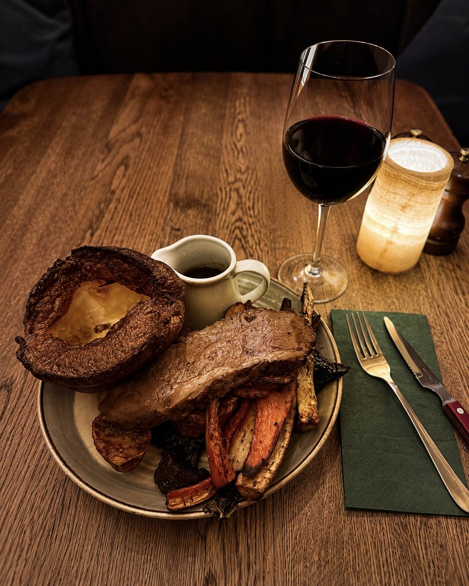 foxandanchorec1's tweet photo. This is what Sundays are made for. 🍷

A proper Sunday roast, a glass of red and absolutely no rush.

See you at Fox &amp; Anchor. 🦊⚓️  #foxandanchor #youngspubs #sundayroast #wine #barbican https://t.co/PuhZX7vy2T