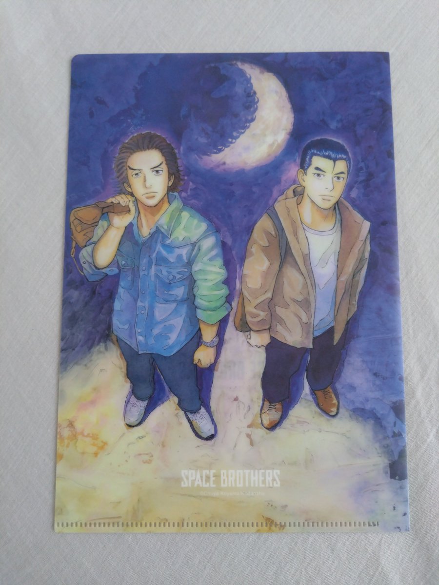 kitayamacamera's tweet photo. 遅ればせながら宇宙兄弟最終巻読了。今まで積み上がってきた色んな人達の感情が噴き出す素晴らしいフィナーレでした。
あと38巻表示の月の影が六太の頭になってるのに今更気づきました。芸コマw

#宇宙兄弟46
#宇宙兄弟 https://t.co/jRt3GQNUN6
