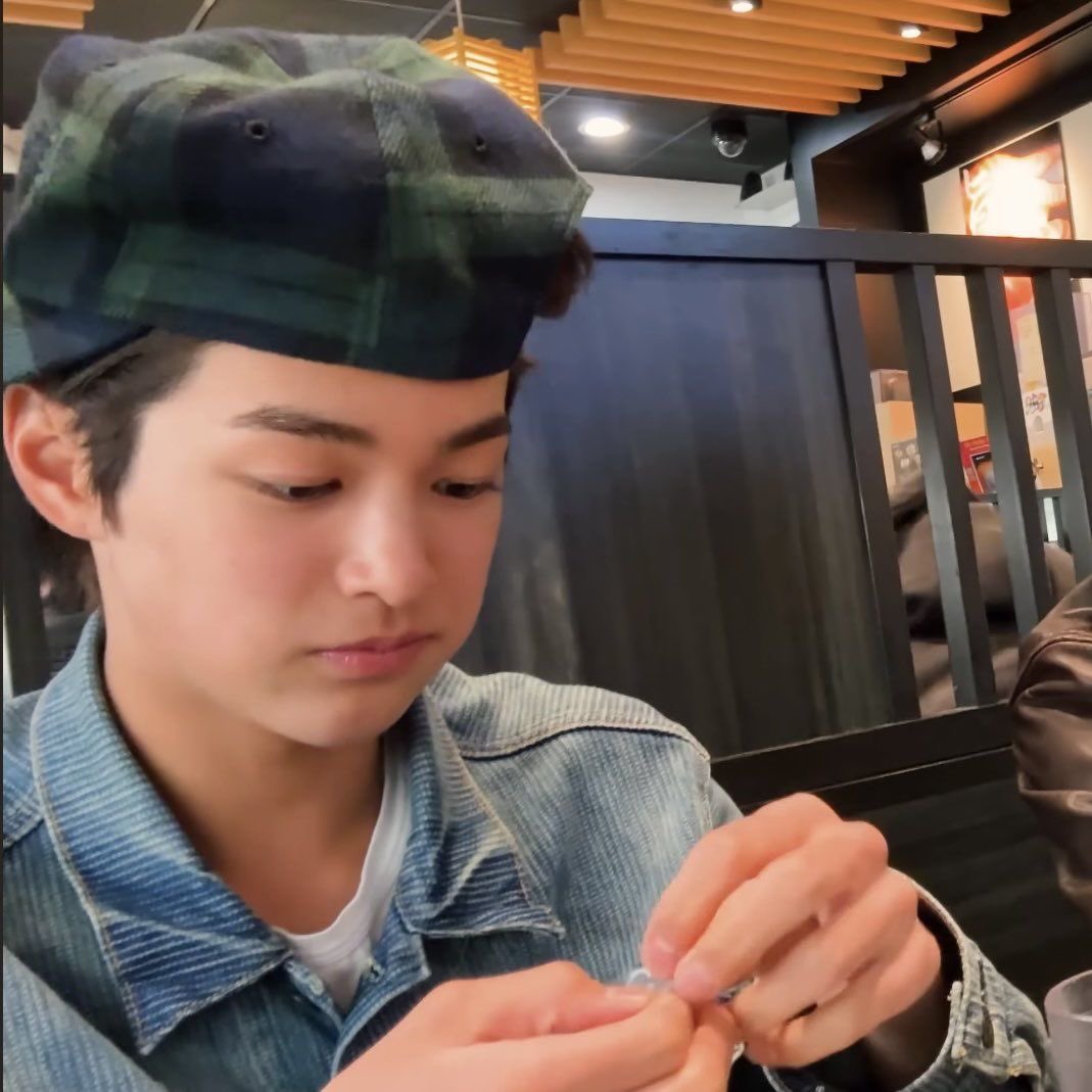 Gunhooooiw's tweet photo. 개초딩 https://t.co/vDNCtlTvbT