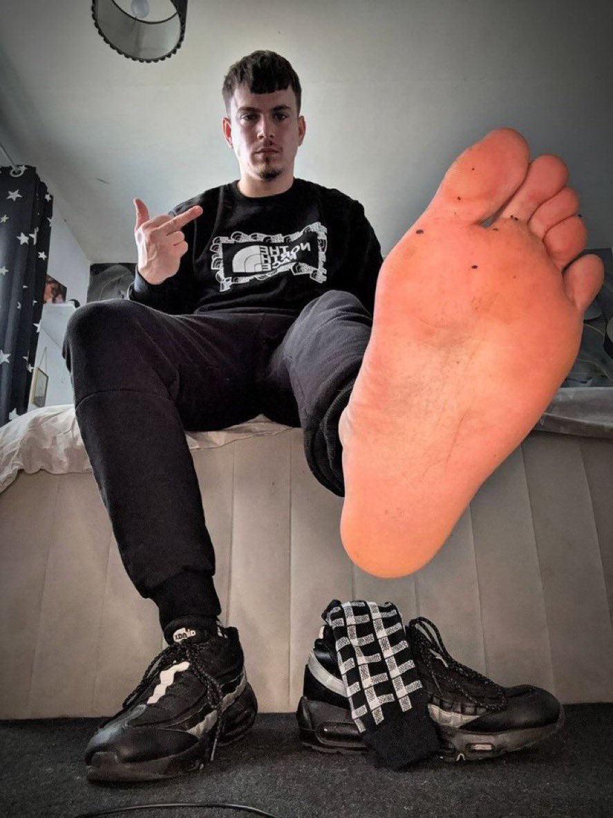 dondaddy04's tweet photo. Take a good look, you little subs. Remember, this view isn't cheap!

#Findom #Cashmaster #SockWorship #SweatyFeet #PayPig #AlphaFeet #musclegod #alphagod https://t.co/pFclWntQOx