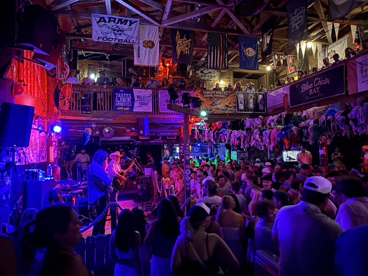 dallasmoore's tweet photo. Had 'em packed and stacked and swingin' from rafters at The #Florabama last night for Round 2 of my Birthday Bash at the Beach!
One More Round TONIGHT for Southern Fried #Sunday 10pm. See ya in the 1st pew! https://t.co/pZqsjJtjA4