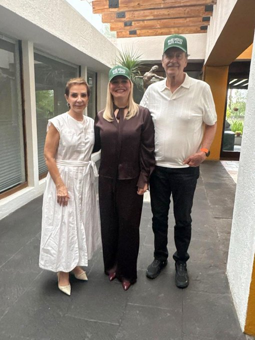 juncalssolano's tweet photo. A Maru Campos siempre la rodea la corrupción y el servilismo al extranjero. 

Y ahora, la mediocridad. https://t.co/UfCuhVF0II