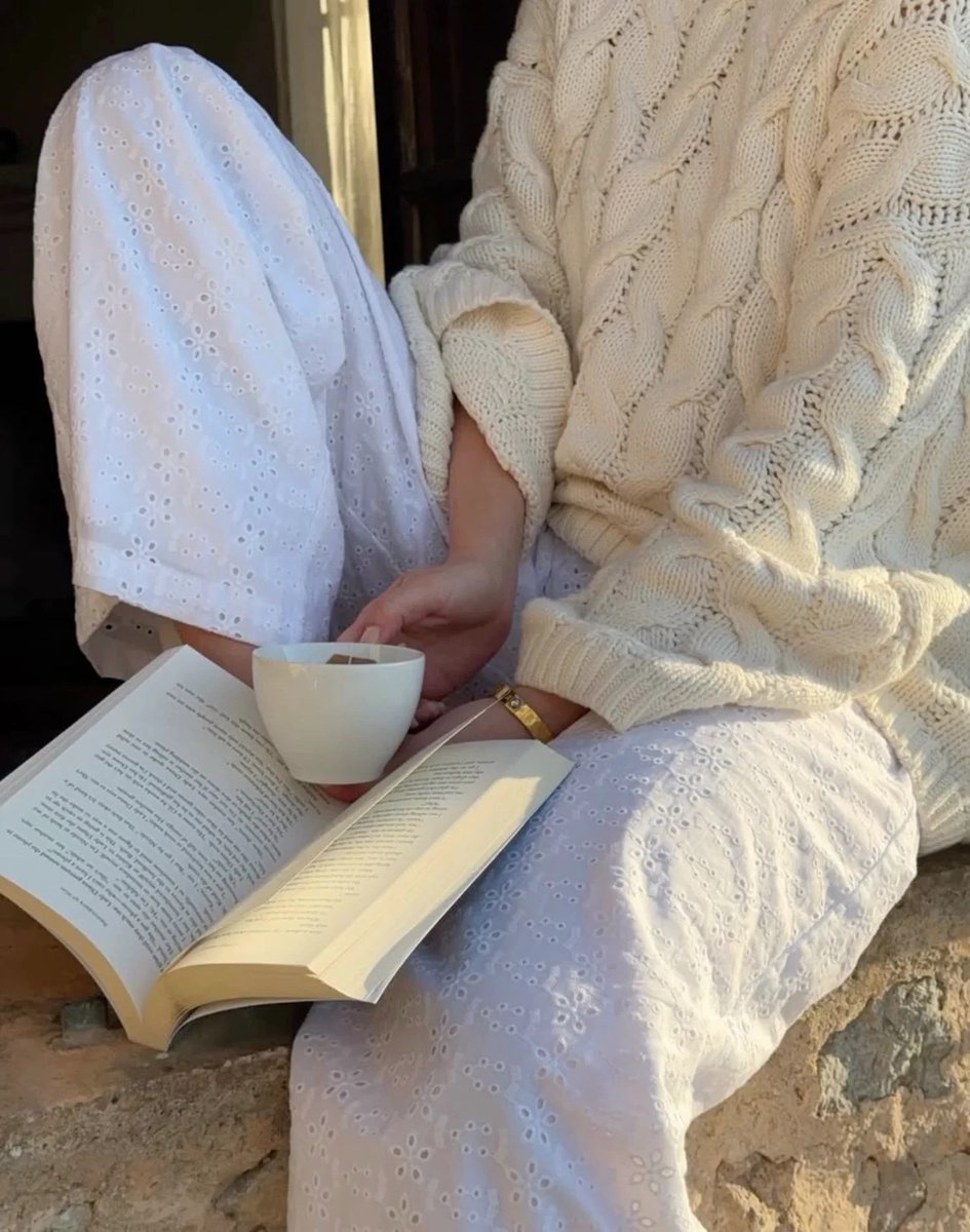 Diorgirlx's tweet photo. girls who read >> https://t.co/aD2zqIv7ZN