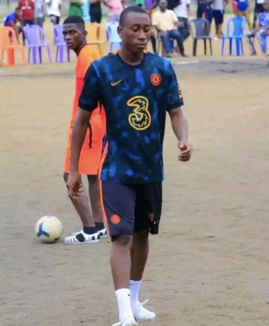 TFRHQ5's tweet photo. 🚨| BREAKING: An old picture allegedly showing Yan Diomande in 2013 is circulating online and causing a stir.

Diomande is currently listed as 19 years old, which would mean he was around 6 years old when the picture was taken.

❓ Do you think FIFA should investigate and verify Diomande’s age?