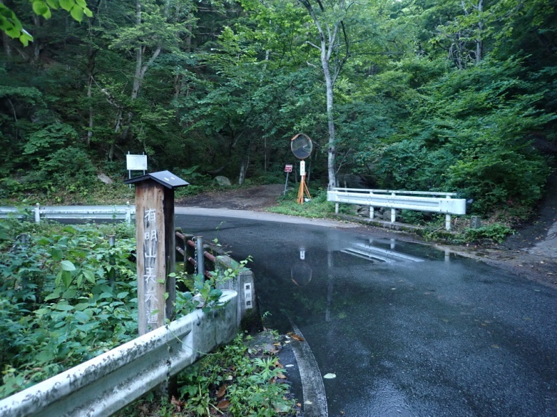skyrabbitThe8th's tweet photo. 燕岳アプローチの県道の土砂崩れしたところって、有明山表参道口じゃん！
気持ちのいいところだったのに報道の写真じゃ見る影もない。 https://t.co/l5FpjTHBlB