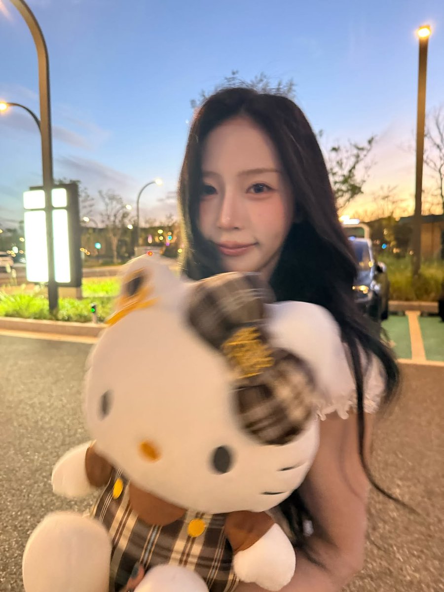 kkanhgg's tweet photo. 250809 #프림로즈 #루비 인스타 https://t.co/YHPGUnay4b