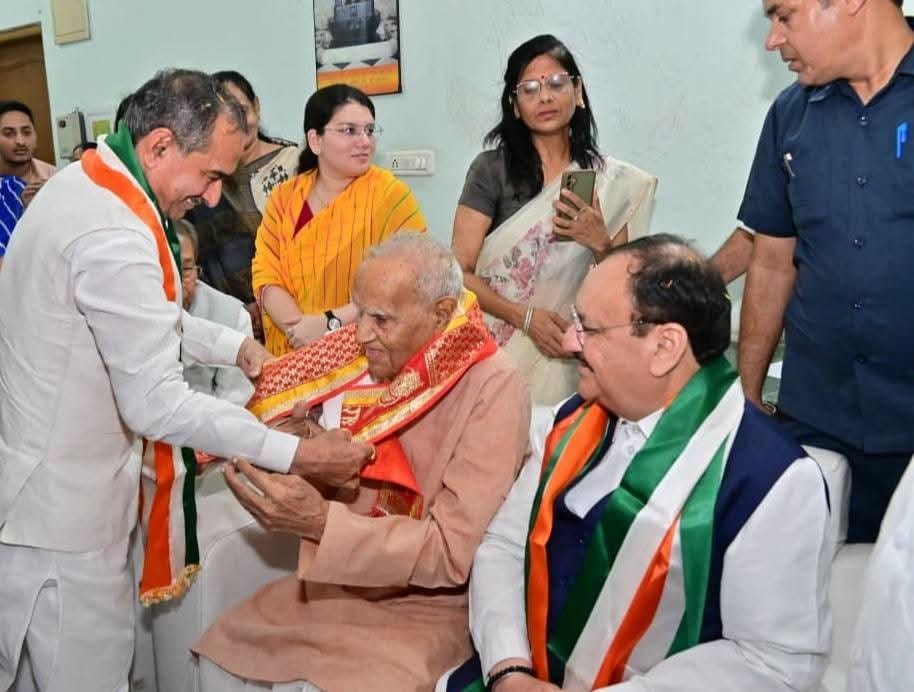 BJP4Rajasthan's tweet photo. माननीय केंद्रीय स्वास्थ्य एवं परिवार कल्याण मंत्री श्री @JPNadda एवं भाजपा प्रदेश अध्यक्ष श्री @madanrrathore ने आज स्वतंत्रता सेनानी श्री प्रवीण चंद्र छाबड़ा के जयपुर स्थित निवास पर पहुंचकर उनका आत्मीय स्वागत एवं सम्मान किया तथा उनका कुशलक्षेम जाना।

इस अवसर पर राज्यसभा सांसद श्री @gtiwariindia भी उपस्थित रहे।