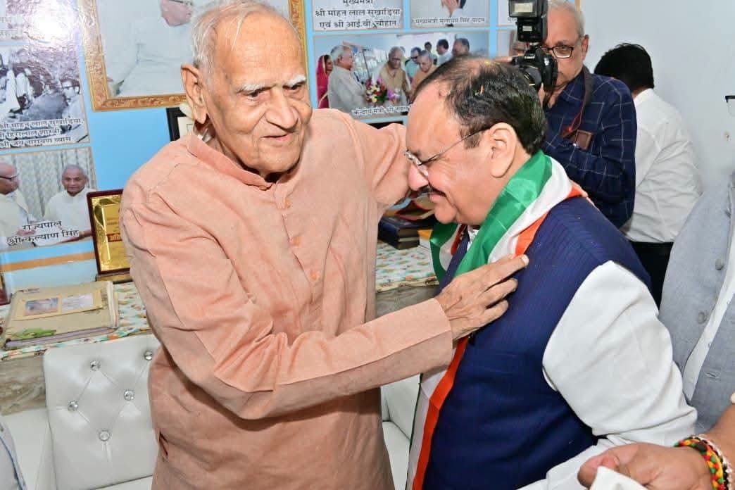 BJP4Rajasthan's tweet photo. माननीय केंद्रीय स्वास्थ्य एवं परिवार कल्याण मंत्री श्री @JPNadda एवं भाजपा प्रदेश अध्यक्ष श्री @madanrrathore ने आज स्वतंत्रता सेनानी श्री प्रवीण चंद्र छाबड़ा के जयपुर स्थित निवास पर पहुंचकर उनका आत्मीय स्वागत एवं सम्मान किया तथा उनका कुशलक्षेम जाना।

इस अवसर पर राज्यसभा सांसद श्री @gtiwariindia भी उपस्थित रहे।