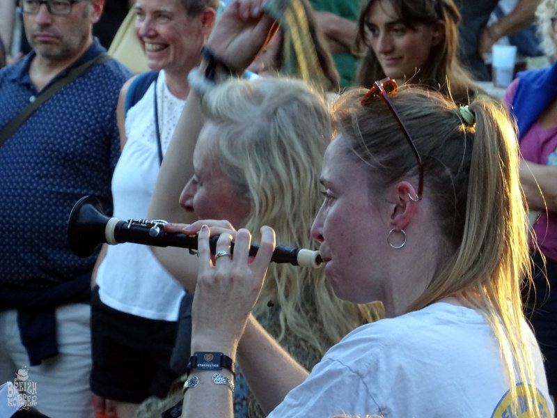 GiachelloB's tweet photo. Magie des fins de journée au Festival Interceltique de Lorient. Une Guinness à la main, un groupe installé devant le stand, et un petiot émerveillé qui ne pouvait s'empêcher de sautiller à chaque note.
#breizh #bzh #emojibzh #interceltique26 #morbihan #labretagnedebreizhkorser https://t.co/MwTlINdcFG