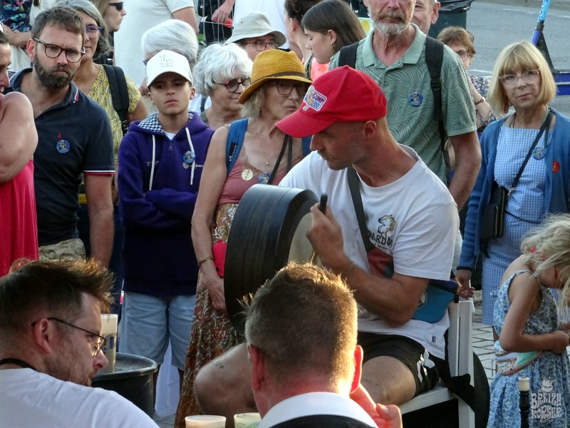 GiachelloB's tweet photo. Magie des fins de journée au Festival Interceltique de Lorient. Une Guinness à la main, un groupe installé devant le stand, et un petiot émerveillé qui ne pouvait s'empêcher de sautiller à chaque note.
#breizh #bzh #emojibzh #interceltique26 #morbihan #labretagnedebreizhkorser https://t.co/MwTlINdcFG