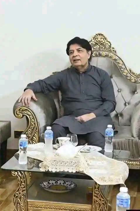 AmirHQureshi's tweet photo. میرے سیاسی تجربے کے مطابق  پاکستان میں صرف نواز شریف ہی بہتر نظام چلا سکتا ہے- باقی اس لیول کا کوئی لیڈر دستیاب ہی نہیں- 
(چودھری نثار علی خان سابق وفاقی وزیر داخلہ)

کافی وقت فارغ رہ کر اکثر دماغ ٹھکانے پر آ ہی جاتا ہے- لیکن اس بات کو کیسے بھولا جائے کہ "اس لیول کے لیڈر" کو اس چودھری نے عین اسوقت دغا دی جب اسے سب سے زیادہ اسکے ساتھ اور وفاداری کی ضرورت تھی-