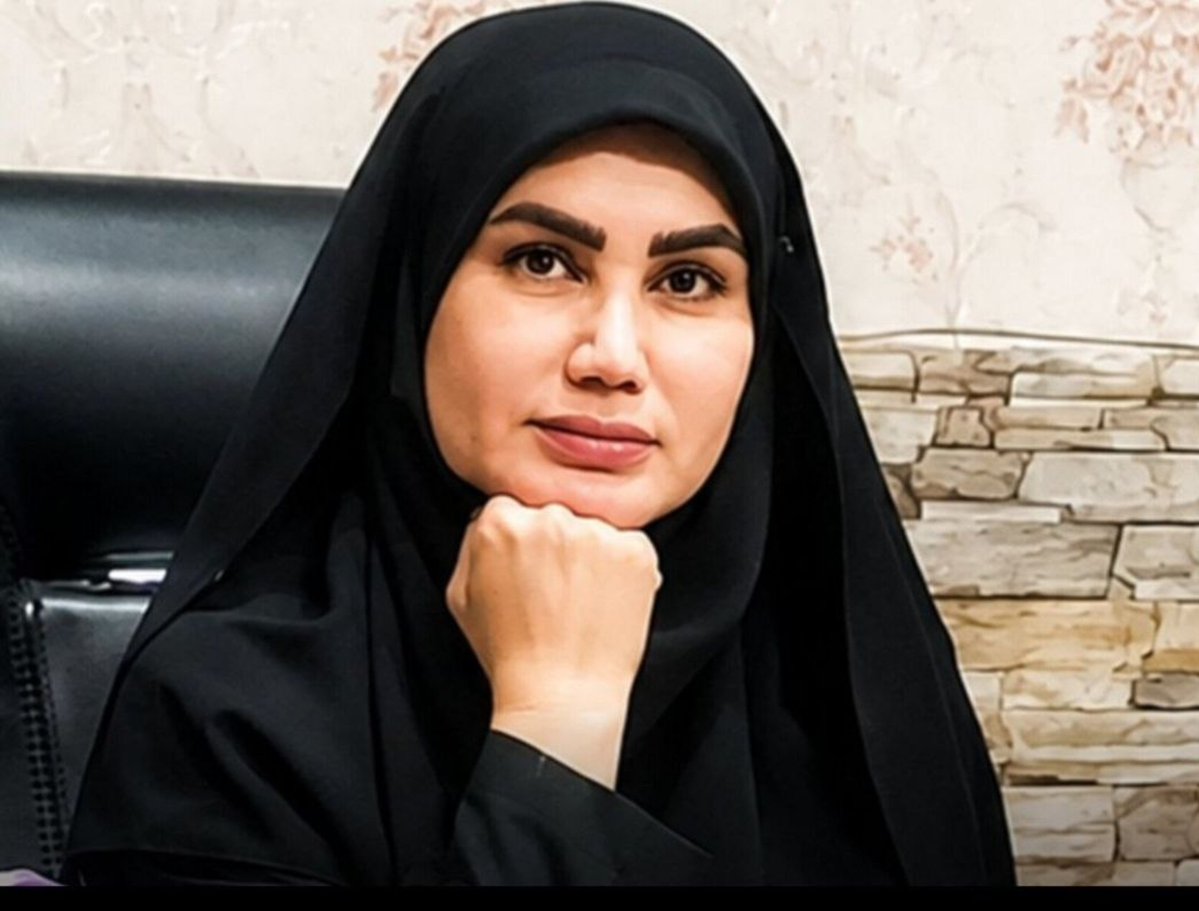 IranNewsAgency0's tweet photo. 🚨🦀
بانوی شجاع ایرانی؛شهرزاد ضمیری، سرهنگ پیشین فراجا و از بازداشت‌شدگان انقلاب شیروخورشید، موقتا آزاد شد

بانو شهرزاد ضمیری روز ۱۷ مرداد با قرار وثیقه سنگین به صورت موقت از زندان وکیل‌آباد مشهد آزاد شد. جلسه بازپرسی او ۱۲ مرداد در دادسرای نظامی مشهد برگزار شد و به دلیل کمک به معترضان با پنج اتهام از جمله «افشای اسرار دولتی» و «اقدام عملیاتی» روبه‌رو شده است. شهرزاد ضمیری پیش از بازداشت با درجه سرهنگ در فراجا خدمت می‌کرد اما پس از بازداشت از این نهاد اخراج شد. او پس از اعتراضات احضار و بازداشت و حدود دو ماه در سلول انفرادی نگهداری شد، از دسترسی به وکیل محروم ماند و اموالش نیز توقیف شده است.