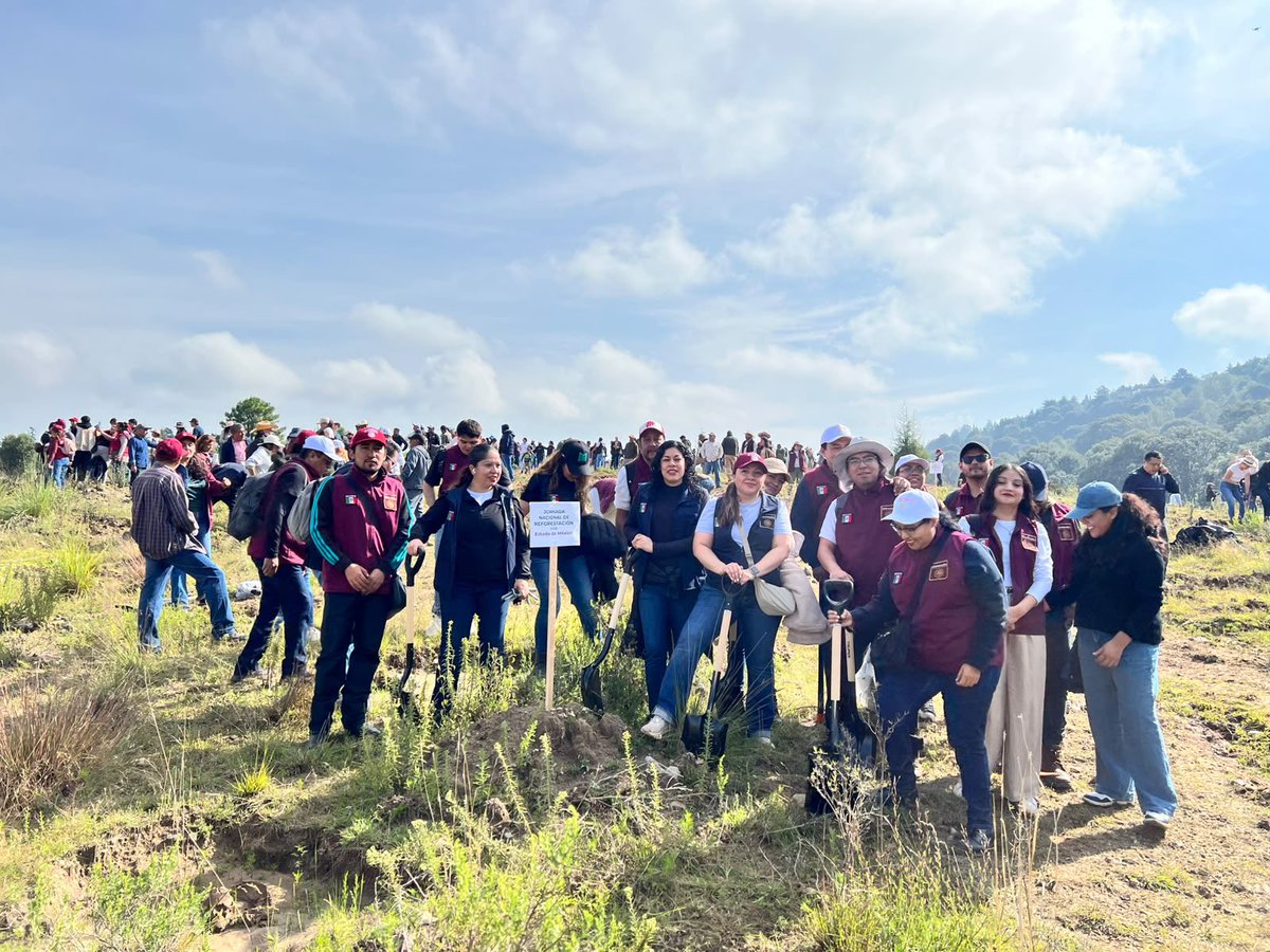 rosaicela_'s tweet photo. El equipo de la @SEGOB_mx participó con el @Edomex en la #JornadaNacionalDeReforestación impulsada por la Presidenta @Claudiashein. Cultivar un árbol refrenda nuestro compromiso con la vida y nuestra tierra. 🇲🇽 🌲 🌳 @delfinagomeza #CésarYáñez @arturomedinap @RocioBarcenaM @A_QuinteroMX 
@SEMARNAT_mx @Agricultura_mex @bienestarmx @Defensamx1 @SEMAR_mx @CONAFOR @semvidamx