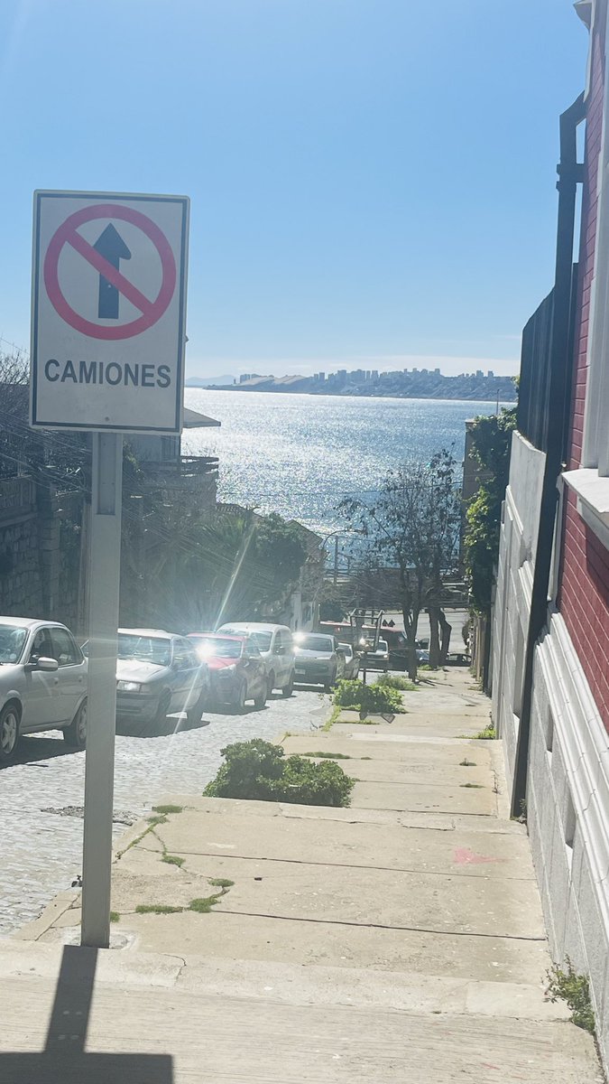 orivina's tweet photo. @munivina @radio_festival @CarabValparaiso habiliten las bajadas de calle 18 septiembre en recreo. Es un absurdo mantener el taco en #Recreo habiendo calles que desembocan a la Av España después del derrumbe. Está caótico. @info_emergencia https://t.co/NrAsbXTMuu