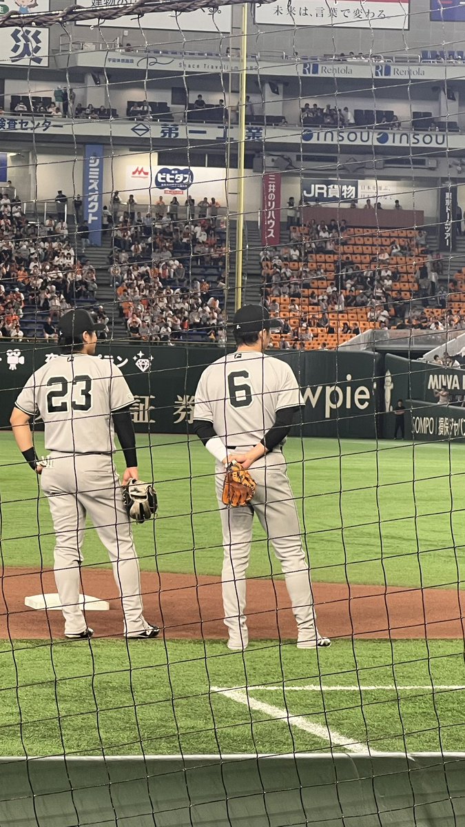 omamisan's tweet photo. 今日の巨人戦楽しすぎた。
丸のタイムリー打つ瞬間撮れたの嬉しいwハイタッチも出来て感無量。
坂本も近いー
ヤクルトの小さい傘はやっぱりかわよ https://t.co/HC3N5vyzVk