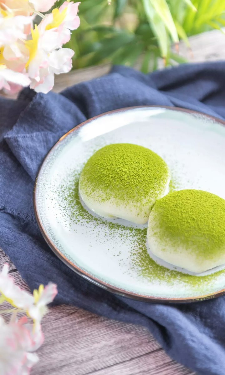 KylieDobiesz's tweet photo. Just found out my 9-to-5 desk neighbor hid a full matcha tiramisu in their drawer for 3 days—my morning walk-in snack craving just got a reality check. ， https://t.co/O6oczYvsFj