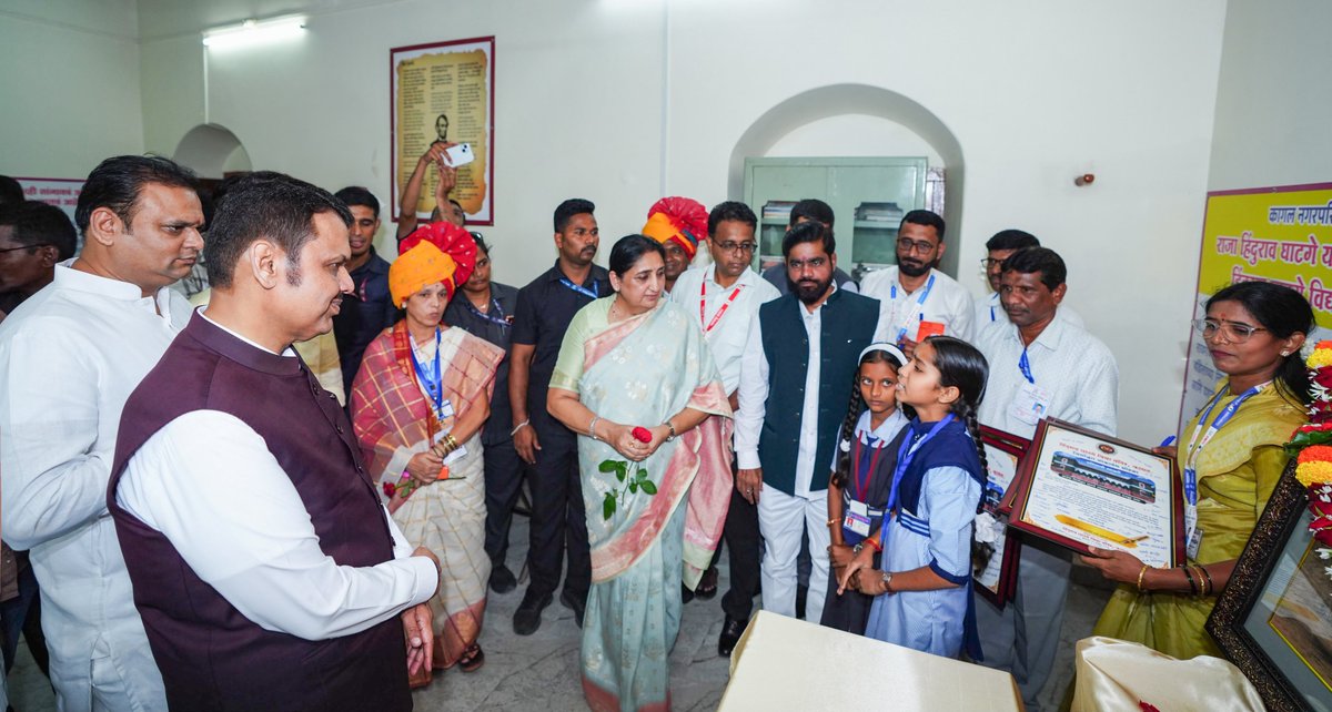 Dev_Fadnavis's tweet photo. इतिहास घडविणाऱ्या शाळेच्या प्रांगणात, भविष्य घडविणाऱ्या चिमुकल्यांशी संवाद ! 

ज्या शाळेच्या ज्ञानपरंपरेत गोपाळकृष्ण गोखले यांच्यासारख्या महान व्यक्तिमत्त्वाने शिक्षण घेतले, त्या हिंदूराव घाटगे विद्यामंदिर या कागलच्या ऐतिहासिक वास्तूत आजच्या पिढीतील विद्यार्थ्यांशी संवाद साधताना विशेष आनंद आणि अभिमान वाटला. या चिमुकल्यांच्या डोळ्यांतील स्वप्ने आणि मनातील जिद्दच विकसित महाराष्ट्राची खरी ताकद आहे!

#Maharashtra #Kagal #StudentInteraction