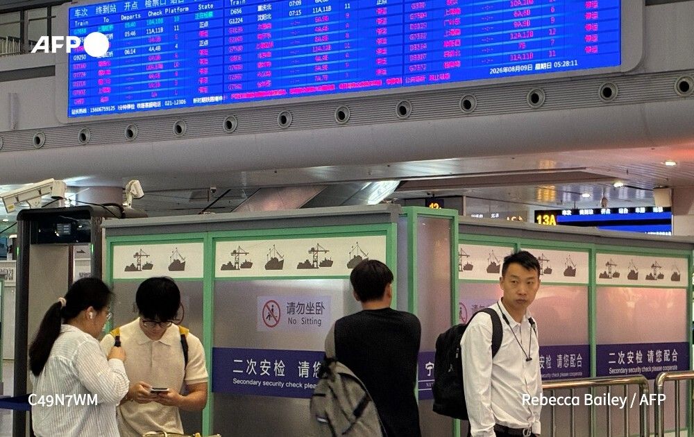 afpfr's tweet photo. 🇨🇳 Le typhon Dolphin a touché terre dans l'est de la Chine dimanche, où la tempête a entraîné l'annulation de plus de 1.500 vols, des évacuations et le déclenchement d'une alerte de niveau maximal. https://t.co/kTxRA16Onl