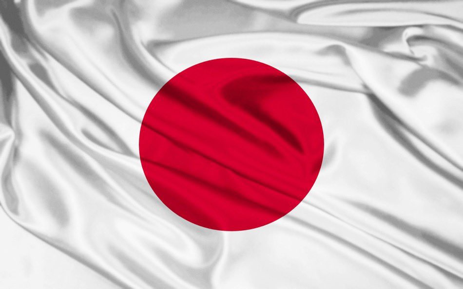 oe167eth's tweet photo. Japonya kapıyı kapatıyor.
Peki kapının önünde bekleyen kaldı mı?

Japonya yine göçmenlik yasalarını sıkıyor. Yetkililer "yabancılar ülkeyi ele geçiriyor" diyor.

Ama rakamlara bakınca bambaşka bir tablo çıkıyor.

Japonya'da yabancı sayısı 4,12 milyon. Tarihi rekor. Kulağa büyük geliyor.

Toplam nüfusun sadece yüzde 3,3'ü.

Karşılaştıralım. Almanya'da yabancı uyruklu oranı yüzde 15'in üzerinde. ABD'de yüzde 14 civarı.

Yani Japonya hâlâ gelişmiş dünyanın en kapalı ülkesi. Ve daha da kapanıyor.

Şimdi asıl tabloya geçelim.

Geçen yıl Japonya'da 671 bin bebek doğdu. Üst üste 10. yıl rekor düşük.

Aynı yıl 1,59 milyon kişi öldü.

Aradaki fark 900 bin. Her yıl.

Yani Japonya her sene haritadan bir Trabzon siliyor.

1949'da yılda 2,7 milyon bebek doğuyordu. Bugün 671 bin.

Yetmiş yılda dörtte bire indi.

Daha kötüsü var. Düşüş devletin kendi projeksiyonundan 17 yıl önde gidiyor. Resmi tahminler bile iyimser kalmış.

Peki işi kim yapacak?

Japonya'da yabancı işçi sayısı 2,57 milyon. 13 yıldır her yıl rekor.

Toplam iş gücünün yüzde 3,8'i.

İnşaatta, yaşlı bakım evlerinde, restoranlarda. Japonların artık yapmak istemediği işlerde.

Geçen mali yılda 441 şirket sırf eleman bulamadığı için battı. Üst üste üçüncü rekor yıl.

Bunların 112'si inşaat firması.

İşsizlik oranı yüzde 2,5. Yani işsiz yok. İş var, insan yok.

Çelişkiyi görüyor musunuz?

JICA'nın hesabına göre Japonya 2040'ta yüzde 1,24 büyüyebilmek için 6,8 milyon yabancı işçiye ihtiyaç duyacak.

Mevcut hızla ancak 5,9 milyona ulaşacak.

Yaklaşık 1 milyonluk açık.

Tam bu noktada kapıyı daraltıyorlar.

Takaichi hükümeti ne yaptı?

Vatandaşlık şartları zorlaştı. Sınır dışı sayısı ikiye katlandı. Yabancıya toprak satışı masaya yatırıldı.

Girişimci vizesinde sermaye şartı 5 milyon yenden 30 milyon yene çıktı. Tam altı kat.

Üstüne Japonca N2 seviyesi zorunlu oldu. Vize harçları neredeyse ikiye katlandı.

Peki bu neden oldu?

Çünkü seçmen istedi.

Kasım anketinde halkın yüzde 56'sı "daha az yabancı" dedi. Yüzde 66'sı sert çizgiyi destekledi.

NHK anketinde yüzde 70 vatandaşlığın zorlaşmasını istedi.

Şubatta seçim yapıldı. Takaichi'nin partisi 465 sandalyenin 316'sını aldı. Savaş sonrası rekoru.

"Önce Japonlar" diyen Sanseito 2 sandalyeden 15'e çıktı.

Yani bu bir hükümet kararı değil. Toplumsal bir tercih.

Benim tezim şu.

Japonya bilinçli bir seçim yaptı. Yabancıyla büyümektense küçülerek kalmayı seçti.

Bu ekonomik bir karar değil. Duygusal bir karar.

Bütün dünya bu deneyi izliyor.

Çünkü sıra herkese gelecek.

Güney Kore'nin doğurganlık oranı 0,75. Çin'in nüfusu üç yıldır azalıyor. İtalya, İspanya, Almanya aynı yolun üzerinde.

Türkiye'de doğurganlık oranı 1,5'in altına indi. Nüfusu yenileyen seviye 2,1.

Yani Japonya bizim 20 yıl sonraki halimiz olabilir.

Piyasa tarafına ne yansır?

Küçülen nüfus, küçülen iç talep demek. Şirketler üretimi ve satışı dışarıya taşır.

Japonya zaten dünyanın en büyük net alacaklısı. Parası kendi ülkesinde değil, dışarıda çalışıyor.

Yaşlanan nüfus ise ağır sosyal güvenlik yükü demek. Japonya'nın kamu borcu milli gelirin yüzde 230'unun üzerinde.

Bu yükü taşıyacak genç nüfus her yıl eriyor.

Merkez bankası faizi normalleştirmeye çalışıyor ama bu borç yapısıyla eli titriyor.

Zayıf yen de tabloyu kötüleştiriyor. Vietnamlı işçi için Japonya artık eskisi kadar cazip değil. Kore'yi veya Tayvan'ı seçiyor.

Yani Japonya kapıyı kapatırken, kapının önündeki sıra da kendiliğinden kısalıyor.

Asıl soru yabancılar Japonya'yı ele geçiriyor mu değil de bir toplum kendi devamlılığını sağlayamıyorsa, kimliğini korumak neye yarayacak? Olmalı.

Japonya bu soruyu soran ilk ülke. Ama son ülke olmayacak.

Buradaki her şey kişisel görüşüm ve yorumumdur.

Sizce Japonya doğru mu yapıyor? Kimliğini mi korumalı, nüfusunu mu?