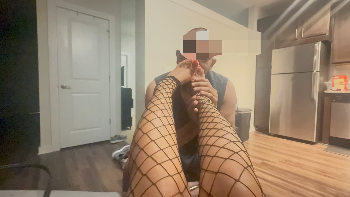 paythepuma's tweet photo. His favorite addiction, Sunday sole worship 🐈‍⬛ https://t.co/hHmpYqAUfJ
