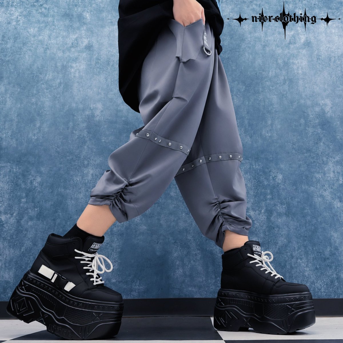 NieR_tokyo's tweet photo. 🚫新作商品案内🚫

GATHERED HEM DESIGN PANTS【GRAY】

光沢のある生地とワイドなシルエットが目を惹く、高級感溢れる個性派デザインパンツになります✨

男女問わずクールに決まる
ユニセックスアイテムになります❣️

是非チェックしてみてください🐰
https://t.co/ZFsxcGBcfK https://t.co/LUOOiSBcDS