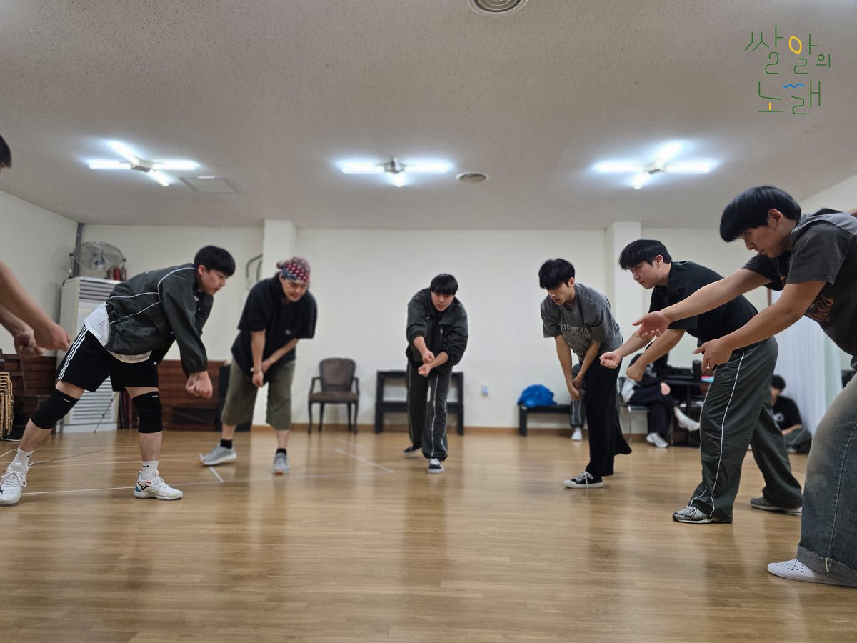 mjlapupu's tweet photo. 배우들의 열정과 스태프들의 노력이 담긴
연극 <쌀알의 노래> 연습 현장을 
살짝 공개합니다! ①

9월, 아이들극장에서 만나요 🌾💛

🗓 2026.09.04(금) ~ 09.06(일)
📍 아이들극장
🎫 NOL티켓

#연극쌀알의노래
#극단명작옥수수밭 #��극 #공연 https://t.co/oPuWvY6q92