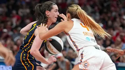 BeeDeeBee1's tweet photo. @91markk @e8q8q @Jhonffonseca The context of the play preceding the play you posted. 

And the context of a Bear Hug vs a Clothesline. 

And why is she smiling as she does it?? https://t.co/t4nK7B1KAT