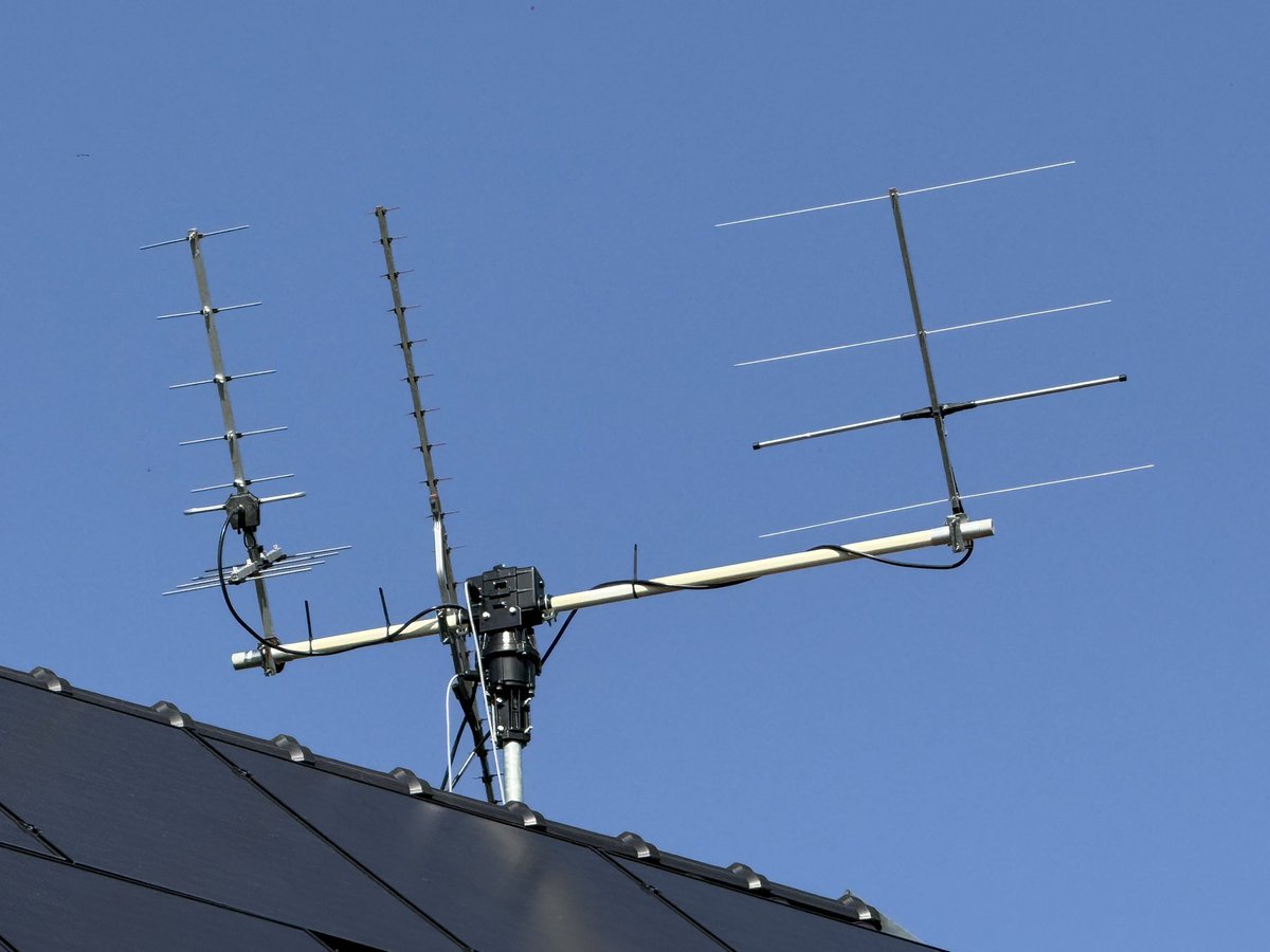 BoscoMac's tweet photo. I finally have the Yaesu rotator and the Yagi antennas up on the roof. Now satellite radio operations can begin.
#hamradio #darc #amatuerfunk #satellite #amsat https://t.co/z0d8iTQzVk