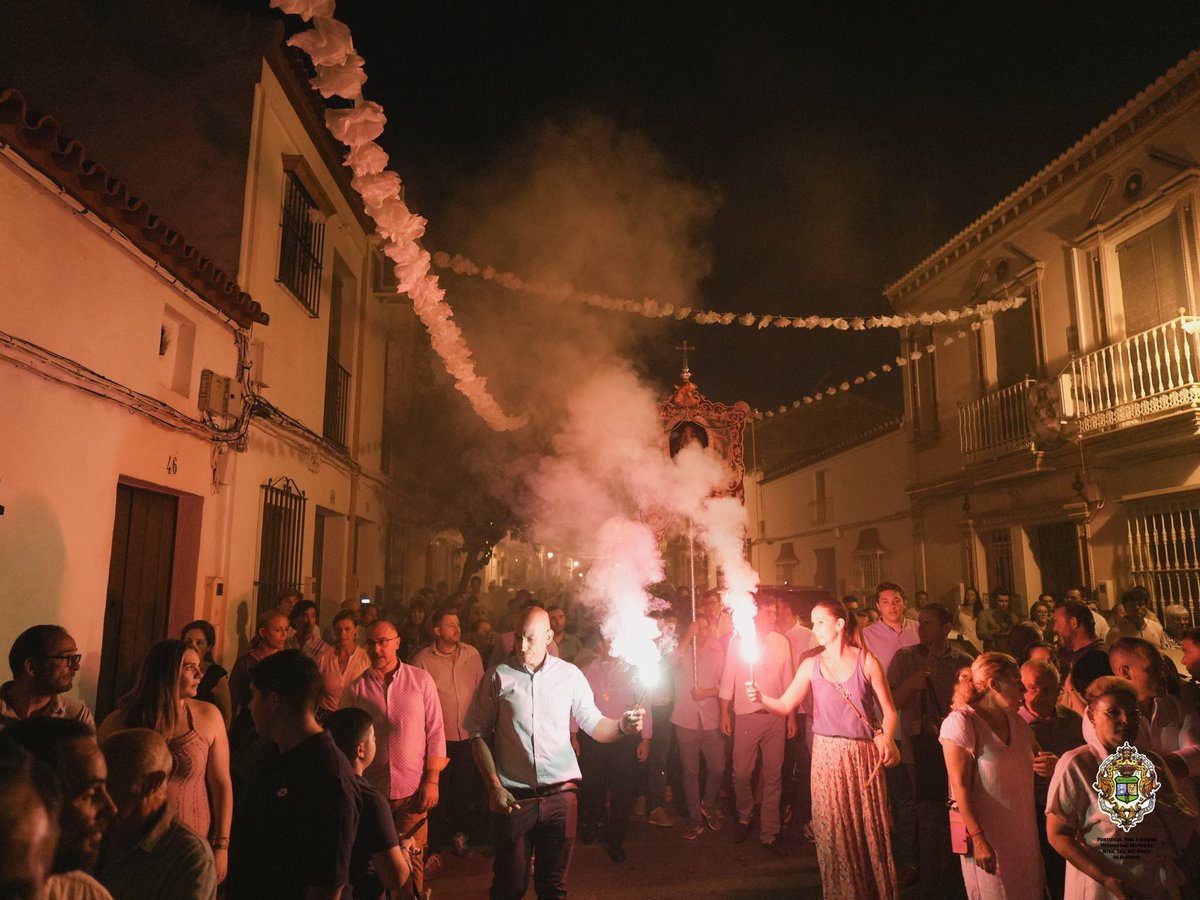 hdadmatrizrocio's tweet photo. La cuarta jornada de los rosarios de la Venida ha concluido esta noche en la capilla de Ntro. Padre Jesús Cautivo, un rincón de devoción en el Barrio Obrero de Almonte donde el Rosario está especialmente presente.

Hasta allí ha llegado nuestro Simpecado tras recorrer distintas calles del pueblo en oración. Desde este mismo lugar partiremos mañana, a las 21:00 horas.

Seguimos caminando, al encuentro de Nuestra Madre.

#VenidaRocío26 #MatrizDeAlmonte