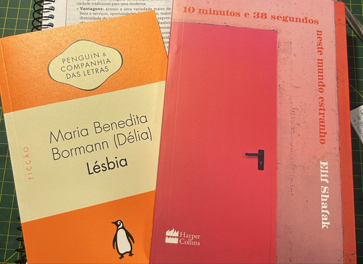 cuormuppet's tweet photo. chegaram os livros junto com a minha mãe me chamando de lixo humano!! https://t.co/sHGOy0S5LE