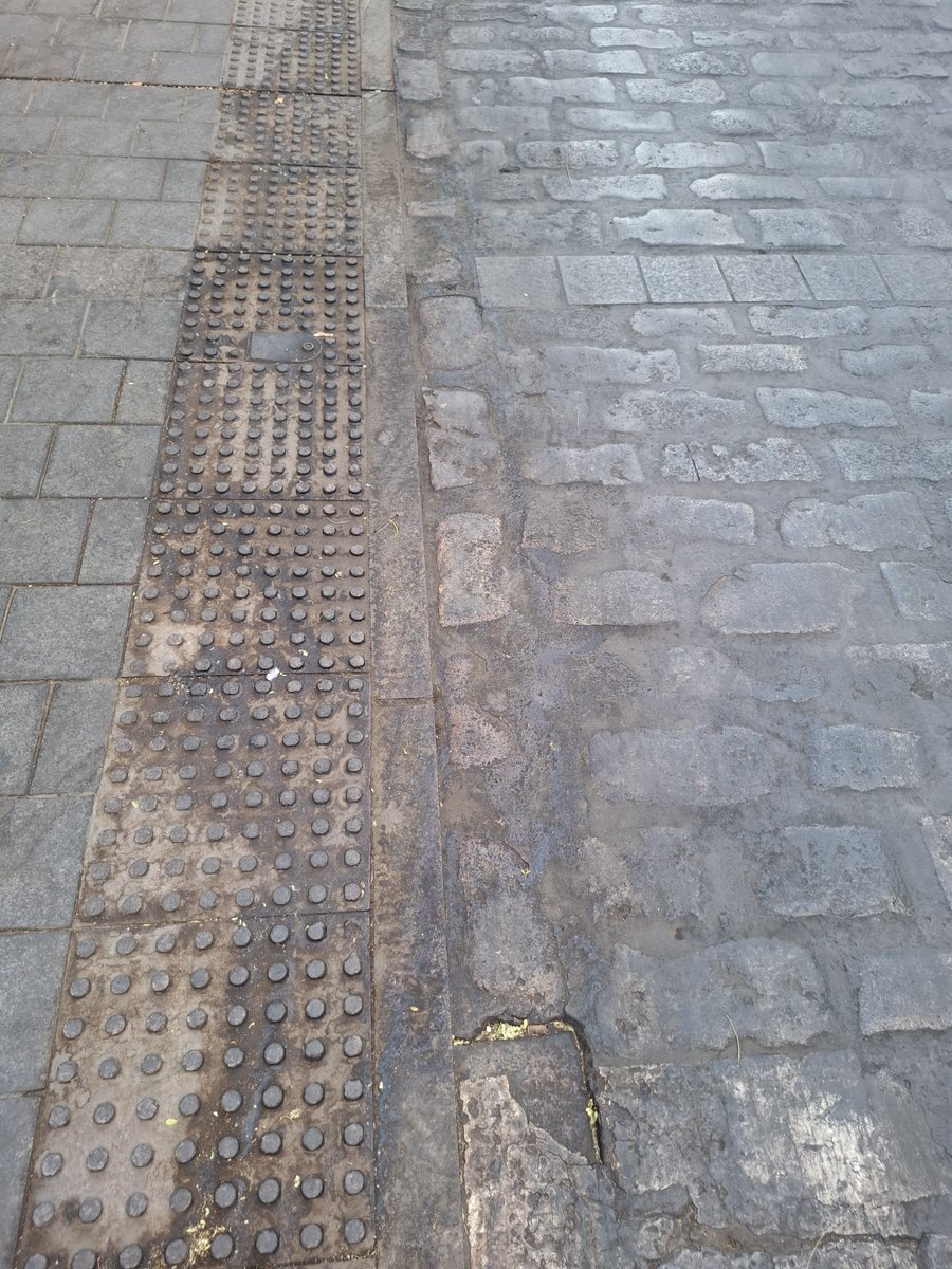 DavidLp32705032's tweet photo. BARRIO DE SAN JULIAN, en pleno Casco Antiguo (BIC, Conjunto Histórico), literalmente comido por la MIERDA. @eveliarincon @amideanr https://t.co/BKeP8Qoik2