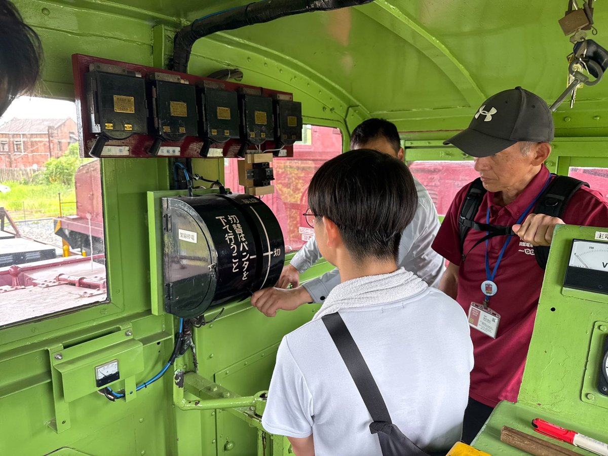 eTGlKbIxsfr4nQ6's tweet photo. 🔴12号電車電車を動かす前には､電源車を含め入念な点検を実施。充電については､必要に応じて常時可能な設備を整えています。見学会参加者は､数々の点検に興味深々〜動かすまでに､解説付きでたっぷり2時間ほどを費やしました。

＊NPO法人炭鉱電車保存会は、12号電車の動態保存に協力しています。 https://t.co/g32skEVDPo