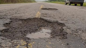 fabriziofiatti's tweet photo. Desde el interior nos preguntamos: ¿dónde está la plata que pagamos en el surtidor?

Hay un dato en esta noticia que debería obligarnos a discutir qué federalismo queremos para la Argentina.

En dos años y medio, Nación recaudó más de $1,5 billones destinados a obras viales, pero ejecutó apenas una cuarta parte. Más de $1 billón quedó colocado en inversiones financieras, mientras nuestras rutas nacionales siguen esperando obras y mantenimiento.

ABRO HILO 🧵