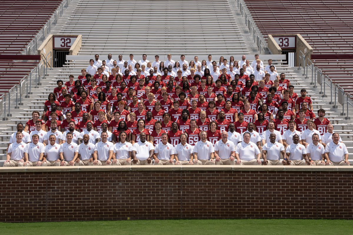 OU_Football's tweet photo. Team 132. #OUDNA https://t.co/vOBVoAaWIm