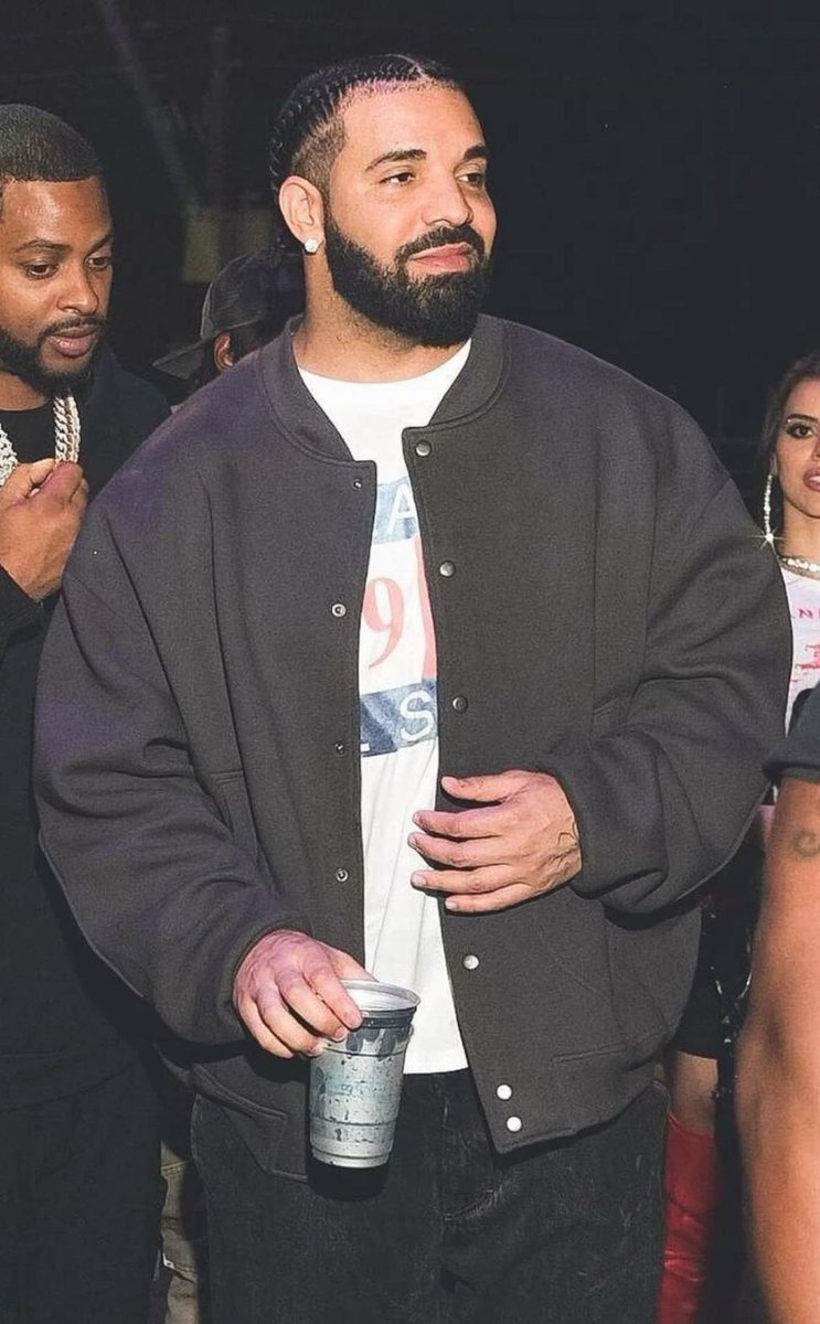 Bshey__'s tweet photo. The fit speaks for itself. Drake knows the assignment. 🔥🦉 https://t.co/RWcsJd1EEr