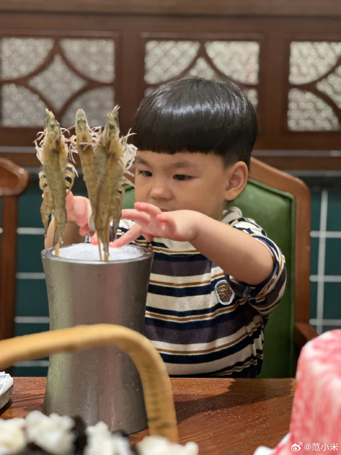 jjae0park0409's tweet photo. 「今日鲜采：带泥黄心小土豆、现摘上海青，还有清晨刚捞的小银鱼～配餐鲜气拉满，周末的餐桌要饱满！」 https://t.co/yRzHpdXcmI