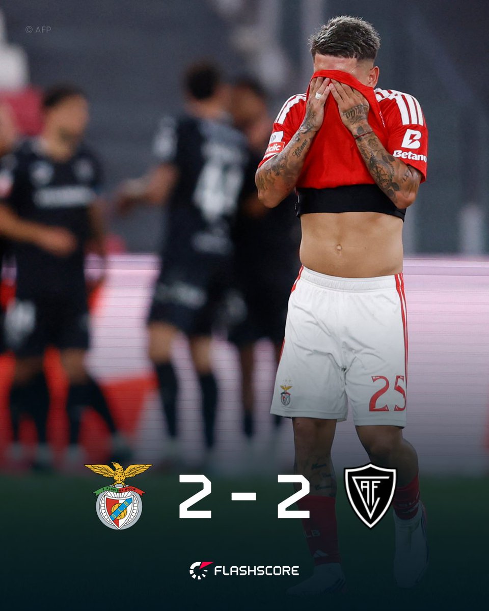FlashscorePT's tweet photo. 😮 Académico Viseu arranca um empate na Luz, depois de estar duas vezes em desvantagem no marcador! 

📰 Crónica e Vídeo dos Golos ↙️
https://t.co/L6suHAlS6R https://t.co/TngtmwKyzY